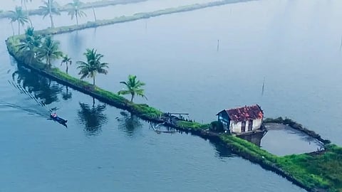 കടമക്കുടി എന്ന കൊച്ചിക്കാരുടെ സ്വന്തം കുട്ടനാട്; വേമ്പനാട്ടു കായലിനു നടുവിലായി പ്രകൃതി ഒളിപ്പിച്ചുവച്ച സുന്ദരഭൂമി