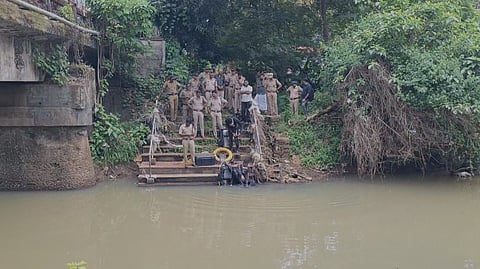 തൃശൂർ എടിഎം കവർച്ച; താണിക്കുടം പുഴയിൽ നടത്തിയ തെരച്ചിലിൽ ആയുധങ്ങൾ കണ്ടെത്തി