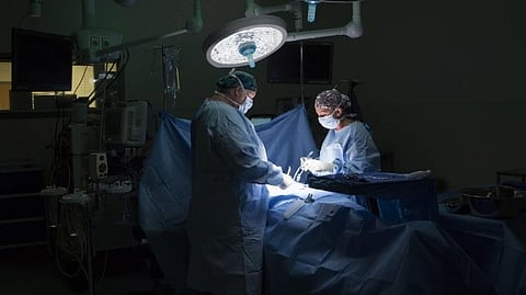 കഠിനമായ വയറുവേദനയെ തുടർന്ന് ആശുപത്രിയിലെത്തി; യുവതിയുടെ വയറിൽ നിന്ന് നീക്കം ചെയ്തത് 2 കിലോ മുടി