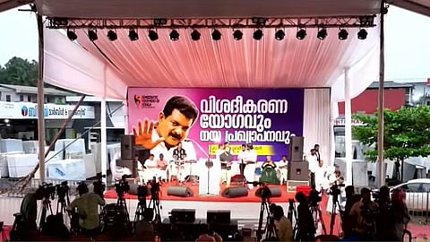 അന്വറിനായി കാതോര്ത്ത് രാഷ്ട്രീയ കേരളം; ഡിഎംകെ പതാകകളുമായി അണികള് വേദിയിലേക്ക്