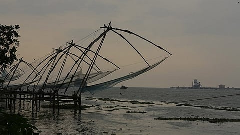 ലക്ഷങ്ങൾ ചെലവഴിച്ച് വാങ്ങിയ തേക്കിൻ തടികൾ ദ്രവിച്ചു; വെള്ളത്തിൽ വരച്ച വരയായി കൊച്ചിയിലെ ചീനവല നവീകരണം
