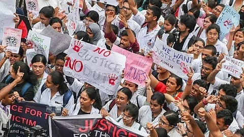 കൊൽക്കത്ത ബലാത്സംഗക്കൊല; നിരാഹാര സമരം നടത്തുന്നവർക്ക് പിന്തുണയുമായി ഡൽഹി എയിംസിലെ ഡോക്ടർമാർ
