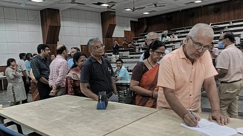 കൊൽക്കത്ത ബലാത്സംഗക്കൊല: ആർ.ജി കർ മെഡിക്കൽ കോളേജിൽ
ഡോക്ടർമാരുടെ കൂട്ട രാജി