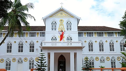 സിറോ മലബാർ സഭാ തർക്കം: വിമത വിഭാഗത്തിൻ്റെ എതിർപ്പ് അവഗണിച്ച് ബോസ്കോ പുത്തൂർ, പള്ളിയിൽ കയറി സ്ഥാനമേറ്റെടുത്തു