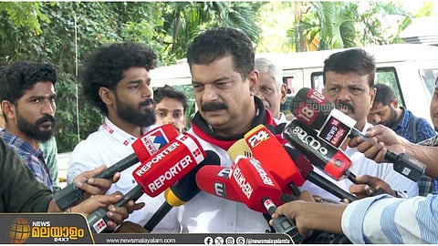 കയ്യില് ചുവന്ന തോര്ത്തും ഡിഎംകെ ഷാളുമായി അൻവർ നിയമസഭയിൽ; സീറ്റ് മുസ്ലീം ലീഗിനൊപ്പം