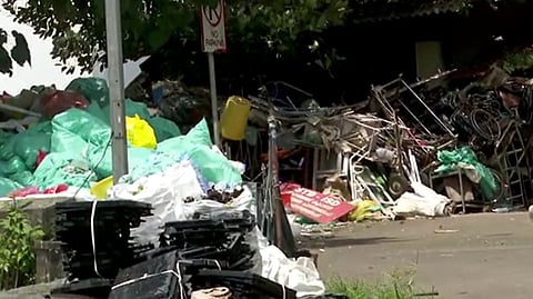 ഉപയോഗിച്ച് വലിച്ചെറിഞ്ഞ സൂചികളും, സിറിഞ്ചുകളും; മാലിന്യക്കൂമ്പാരമായി കോഴിക്കോട് മെഡിക്കൽ കോളേജ് ആശുപത്രി പരിസരം