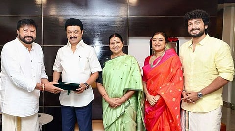 കാളിദാസ് ജയറാമിന്റെ വിവാഹം: ആദ്യ ക്ഷണക്കത്ത് തമിഴ്നാട് മുഖ്യമന്ത്രിക്ക്