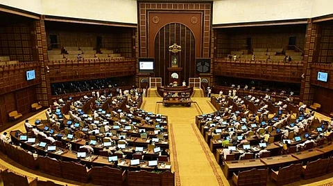 നിയമസഭ ഇന്നും കലുഷിതമാകും; അടിയന്തര പ്രമേയം ആയുധമാക്കാൻ പ്രതിപക്ഷം; മുഖ്യമന്ത്രി ഇന്ന് തിരിച്ചെത്തും
