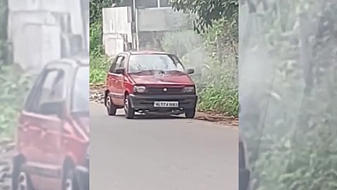 കോഴിക്കോട് ഓടിക്കൊണ്ടിരുന്ന മാരുതി കാറിന് തീപിടിച്ചു