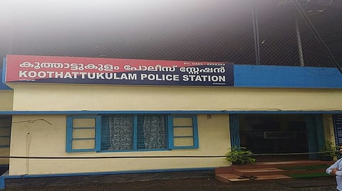 ആളുമാറി യുവതിയെ കസ്റ്റഡിയിലെടുത്തു; 100 രൂപ നല്കി രാത്രി ബസ് സ്റ്റോപ്പില് ഇറക്കിവിട്ട് പൊലീസ്