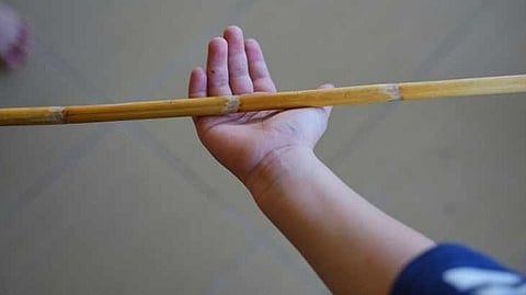 ചോദ്യത്തിന് മറുപടി നൽകിയില്ല; മട്ടാഞ്ചേരിയിൽ മൂന്നു വയസുകാരന് നേരെ ചൂരൽപ്രയോഗം, അധ്യാപികയെ കസ്റ്റഡിയിലെടുത്തു