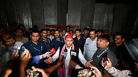 ജയപ്രകാശ് നാരായണിൻ്റെ ജന്മദിനത്തിൽ പുഷ്പാർച്ചനയെ ചൊല്ലി യുപിയിൽ ബിജെപി-സമാജ്വാദി പാർട്ടി വാക്പോര്