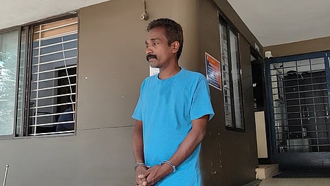 സ്വകാര്യ ബസിൽ യുവതിയെ വെട്ടി പരുക്കേൽപ്പിച്ചു; യുവാവ് പൊലീസ് കസ്റ്റഡിയിൽ