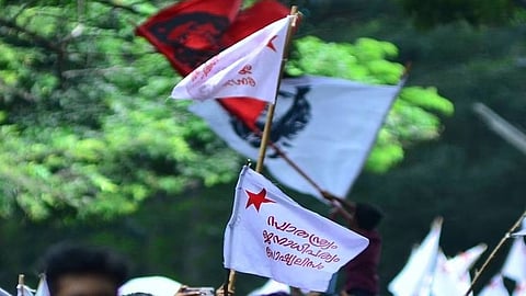 എസ്എഫ്ഐ നേതാക്കളുടെ മദ്യപാന വീഡിയോ പുറത്ത്: തിരുവനന്തപുരം ജില്ലാ കമ്മിറ്റിയിൽ നടപടി