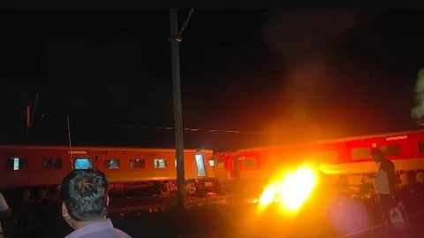 തമിഴ്നാട്ടിൽ ട്രെയിനുകൾ കൂട്ടിയിടിച്ച് അപകടം; ഇടിച്ചത് ഗുഡ്സ്- എക്സ്പ്രസ് ട്രെയിനുകൾ തമ്മിൽ