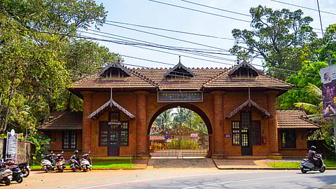 കുരുന്നുകളെ കാത്ത്; വിദ്യാരംഭത്തിനൊരുങ്ങി തുഞ്ചൻ പറമ്പ്