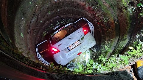 കോലഞ്ചേരിയിൽ നിയന്ത്രണം വിട്ട കാർ കിണറ്റിൽ വീണു; നിസാര പരുക്കുകളോടെ രക്ഷപ്പെട്ട് യാത്രക്കാർ