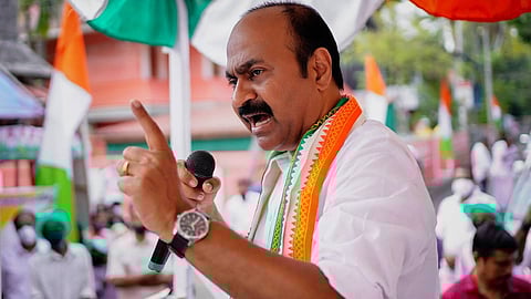 സര്ക്കാര് പ്രതിസന്ധിയിലാകുമ്പോള് സര്ക്കാര്-ഗവര്ണര് പോര് തുടങ്ങും: വി.ഡി. സതീശന്