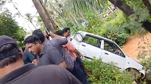 കാർ നിയന്ത്രണം വിട്ട് തോട്ടിലേക്ക് മറിഞ്ഞ് അപകടം: രണ്ട് പേർക്ക് പരുക്ക്