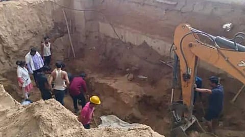 ഗുജറാത്തിൽ മതിലിടിഞ്ഞു വീണു; ഏഴ് തൊഴിലാളികൾക്ക് ദാരുണാന്ത്യം