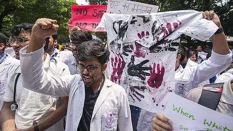 'സാധാരണ കത്തുകള് മാത്രം'; കൊല്ക്കത്തയിലെ ഡോക്ടർമാരുടെ കൂട്ടരാജിക്ക് നിയമസാധുതയില്ലെന്ന് ബംഗാള് സർക്കാർ