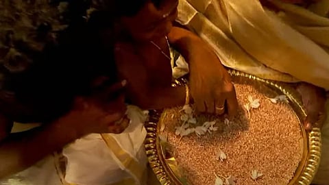 അറിവിന്റെ വെളിച്ചത്തിലേക്ക് ആദ്യാക്ഷരം കുറിച്ച് കുരുന്നുകള്; ഇന്ന് വിജയദശമി