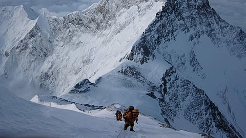 എവറസ്റ്റ് കൊടുമുടിയില് മനുഷ്യ ശരീരാവശിഷ്ടങ്ങള്; നൂറ് വര്ഷം മുമ്പ് കാണാതായ ആളുടേതെന്ന് സംശയം