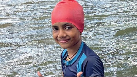 വേമ്പനാട്ട് കായലിൽ ഏഴ് കിലോമീറ്റർ നീന്തി റെക്കോർഡിട്ട് ആറ് വയസുകാരി