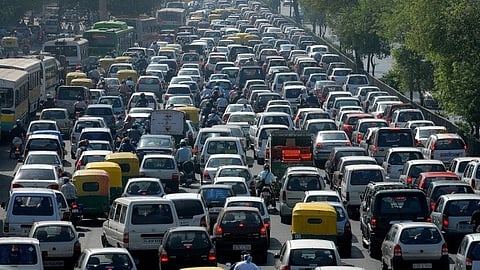 മുംബൈയിലേക്ക് കടക്കാൻ ചെറുവാഹനങ്ങൾക്ക് ഇനി ടോളില്ല; പ്രഖ്യാപനം തെരഞ്ഞെടുപ്പിന് മുൻപ്