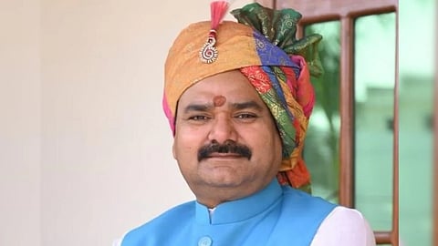 "പശുത്തൊഴുത്തിൽ കിടന്നാൽ ക്യാൻസർ ഭേദമാകും,"; വിവാദ പ്രസ്താവനയുമായി യുപി മന്ത്രി