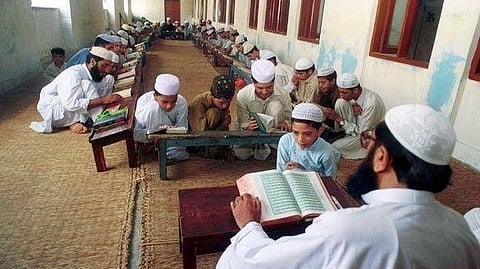 മദ്രസകൾ അടച്ചുപൂട്ടാനുള്ള നിർദേശം: പ്രതിഷേധം ഉയരുന്നു; കേന്ദ്രം രാഷ്ട്രീയം കളിക്കുന്നുവെന്ന് വിമർശനം