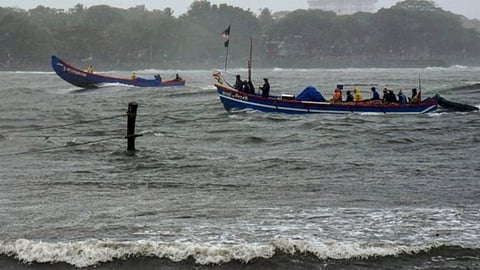 കേരള തീരത്ത് റെഡ് അലേര്ട്ട്; ശക്തമായ മഴയ്ക്കും കള്ളക്കടല് പ്രതിഭാസത്തിനും സാധ്യത