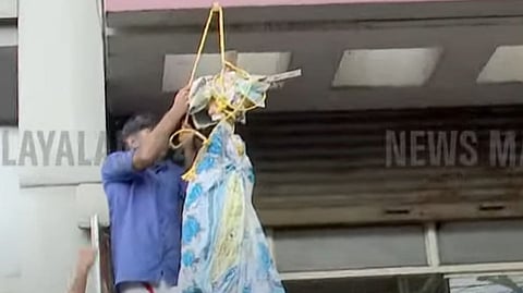 എഡിഎമ്മിന്റെ മരണം: പ്രതിഷേധം ശക്തം, ദിവ്യയെ പ്രതീകാത്മകമായി തൂക്കിലേറ്റി യൂത്ത് കോണ്ഗ്രസ്; കളക്ടറെ തടഞ്ഞ് ജീവനക്കാര്