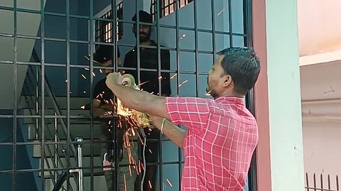 യുവാക്കളെ ഹോസ്റ്റലിൽ പൂട്ടിയിട്ട സംഭവം: ഹോസ്റ്റൽ നടത്തിപ്പുകാരിക്കും മറ്റു രണ്ടു പേർക്കുമെതിരെ കേസ്