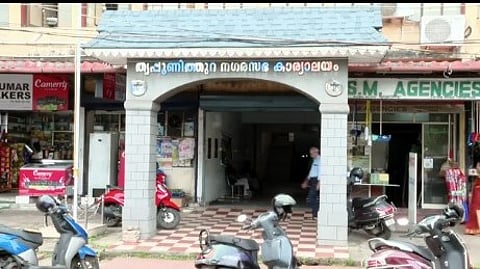 കൗൺസിൽ യോഗത്തിനിടെ ജാതി അധിക്ഷേപം, പരാതിയിൽ പൊലീസ് നടപടിയില്ല; ആരോപണവുമായി തൃപ്പൂണിത്തുറ നഗരസഭ കൗൺസിലർ