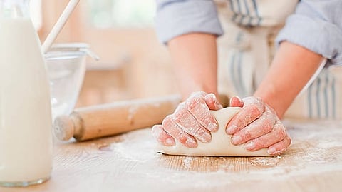 വീട്ടു ജോലിക്കാരി മാവു കുഴച്ചത് മൂത്രമൊഴിച്ച്; അടുക്കളയിൽ ക്യാമറവച്ച് കയ്യോടെ പിടികൂടി വീട്ടുകാർ