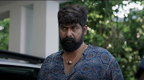 ഇതൊരു ഒന്നൊന്നര പണി തന്നെ! ഇനി സംവിധായകന് ജോജു ജോര്ജ്; 'പണി' ട്രെയിലർ