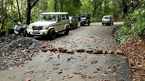 റോഡ് പുനർനിർമാണത്തിൽ അധികൃതരുടെ അനാസ്ഥ; ലോക്സഭ തെരഞ്ഞെടുപ്പ് ബഹിഷ്കരിക്കാനൊരുങ്ങി വയനാട് പെരിയ ടൗൺ വ്യാപാരികൾ