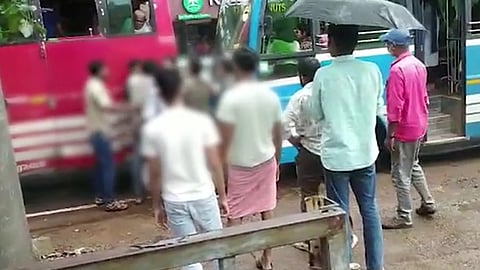 മാവൂർ നടുറോഡിലെ ബസ് ജീവനക്കാരുടെ തമ്മിലടിയിൽ കേസ്; ബസുകൾ പൊലീസ് കസ്റ്റഡിയിലെടുത്തു