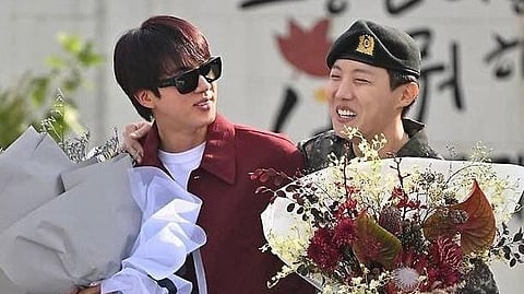 'ബിടിഎസ് ആരാധകരെ ശാന്തരാകുവിന്'; നിർബന്ധിത സൈനിക സേവനം പൂർത്തിയാക്കി ജെ ഹോപ്, സുഹൃത്തിനെ വരവേറ്റ് ജിന്