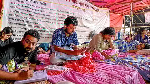 'ആവശ്യങ്ങള് നടപ്പിലാക്കാന് നാല് മാസം കൂടി തരണം', നിരാഹാരമിരിക്കുന്ന ഡോക്ടര്മാരോട് മമത; തിങ്കളാഴ്ച കൂടിക്കാഴ്ച