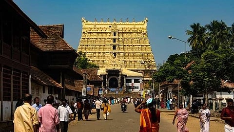 പത്മനാഭസ്വാമി ക്ഷേത്രത്തിലെ നിവേദ്യ ഉരുളി മോഷ്ടിച്ച സംഭവം; ഒരാൾക്കെതിരെ കേസ്