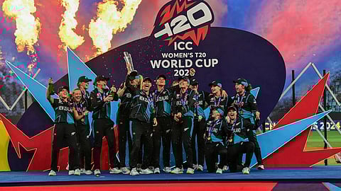 വനിത ടി20 ലോകകപ്പ്; കന്നി കിരീടം റാഞ്ചിയെടുത്ത് കീവി പക്ഷികൾ, തുടർച്ചയായ രണ്ടാം ഫൈനലും കൈവിട്ട് ദക്ഷിണാഫ്രിക്ക