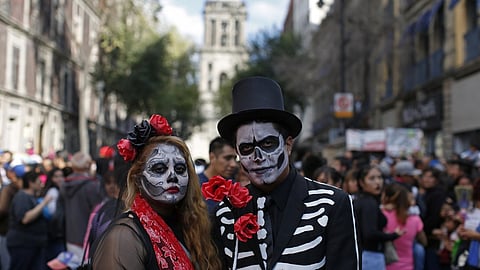 ഹാലോവീൻ ആഘോഷത്തിനായി ഒരുങ്ങി ലോകം; ചിരിപ്പിച്ചും പേടിപ്പിച്ചും മെക്സിക്കോ സിറ്റി കയ്യടക്കി സോംബികൾ