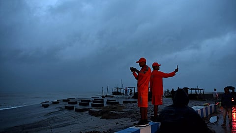 ദാന ചുഴലിക്കാറ്റ് തീരം തൊട്ടു; ഒഡിഷയിലെ 16 ജില്ലകളിൽ മിന്നൽ പ്രളയ മുന്നറിയിപ്പ്