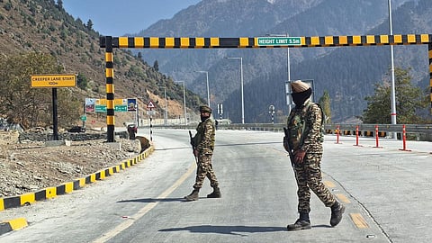 ജമ്മു കശ്മീരില് സൈനിക വാഹനത്തിന് നേരെയുണ്ടായ ആക്രമണം; ഉത്തരവാദിത്തം ഏറ്റെടുത്ത് പാകിസ്ഥാന് ഭീകര സംഘടന