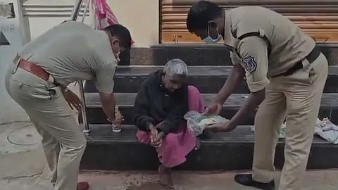 മകൻ മരിച്ചതറിഞ്ഞില്ല; മൃതദേഹത്തിനൊപ്പം അന്ധരായ മാതാപിതാക്കൾ കഴിഞ്ഞത് നാല് ദിവസം