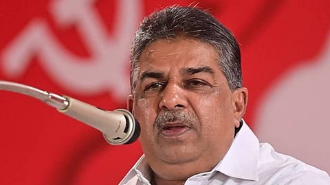 സജി ചെറിയാന് ഉദ്ദേശിച്ച 'കുന്തവും കുടച്ചക്രവും' എന്താണെന്ന് കോടതി; പ്രസംഗത്തിന്റെ പൂര്ണരൂപം പെന് ഡ്രൈവിലാക്കി നല്കാന് നിര്ദേശം