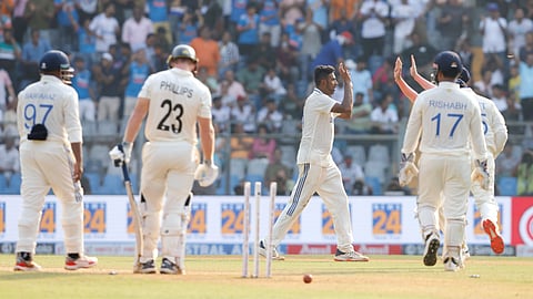 വാംഖഡെ ടെസ്റ്റിൽ പിടിമുറുക്കി ഇന്ത്യ; രണ്ടാമിന്നിങ്സിൽ ന്യൂസിലൻഡിന് ബാറ്റിങ് തകർച്ച