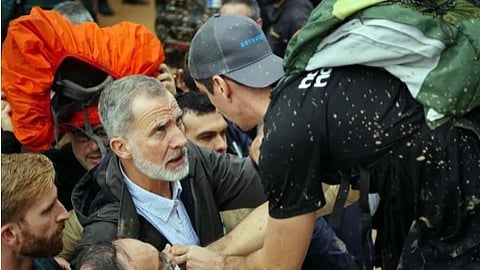 സ്പെയിനിലെ മിന്നൽ പ്രളയം: ദുരിതബാധിത പ്രദേശങ്ങൾ സന്ദർശിച്ച രാജാവിനും രാജ്ഞിക്കും നേരെ കല്ലും ചെളിയുമെറിഞ്ഞ് ജനങ്ങളുടെ പ്രതിഷേധം